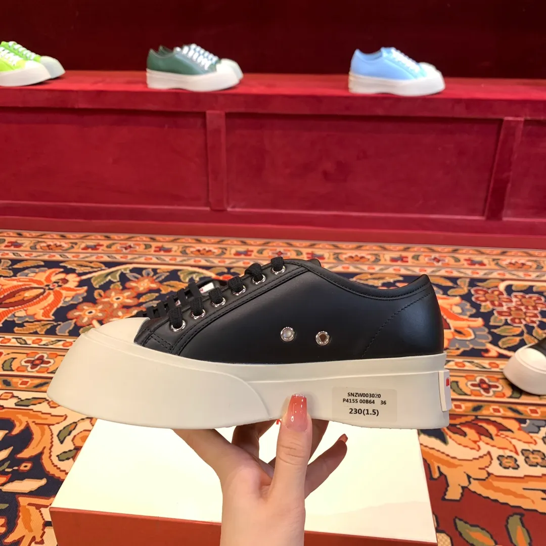 👟👟Ex-factory price 480👟👟 Marni Marni large-toe thick-soled Mary Jane shoes Marni is an independent designer brand from Italy. It has quickly become another big dark horse in the international fashion industry. Zhao Lusi and Song Zuer have the same Velcro large-toe shoes. It took 2 and a half months to purchase 5 pairs of originals, cut them open, open the bottom mold, decide on the materials, and tried again and again, and changed again and again. At present, the material, shape, lines, and outsole are almost the same as the original ones. Even the smell of cowhide is the same, so our shoes never put fragrance in them. The original cowhide smell is unique. 🐂Fabric: imported Bengal cowhide, matte and textured 🐂Inner: semi-matte cowhide, zero color difference 🐂Outsole: Original molded TU👟👟Ex-factory price➕👟👟Ex-factory price U foam 🪄Number of codes: 35 36 37 38 39 40